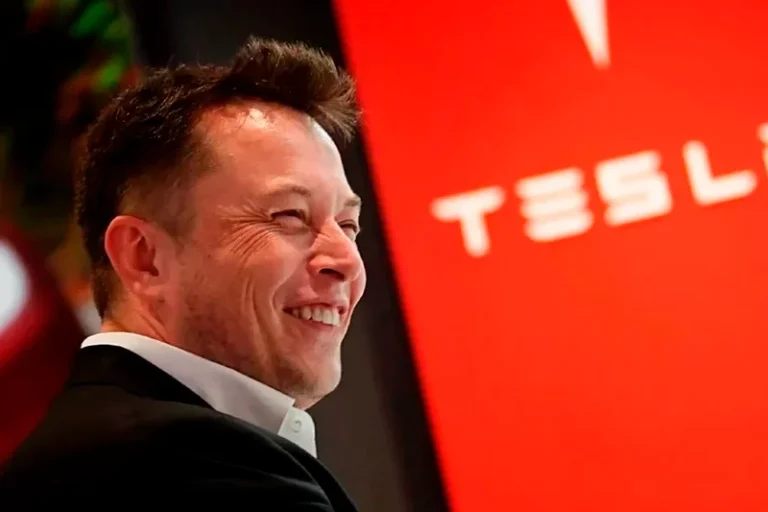 A Elon Musk le sale un nuevo competidor contra Tesla: Jeff Bezos, de Amazon