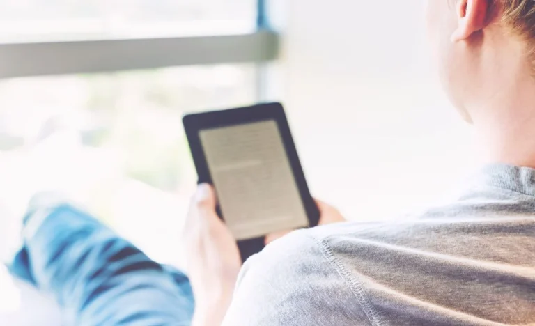 Siete de cada diez personas en España creen que la digitalización y el comercio electrónico fomentan la lectura