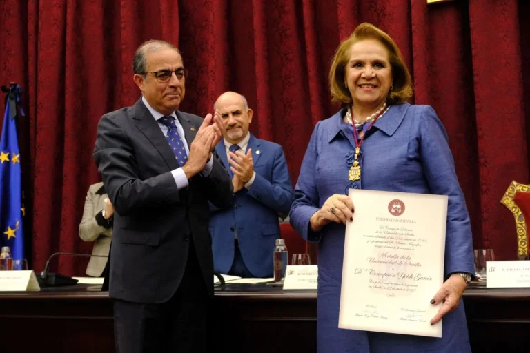 Concha Yoldi recibe la Medalla de Oro de la Universidad de Sevilla