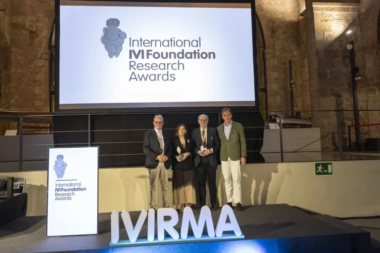 Los profesores Nick Macklon y Johan Smitz, y la periodista Mayte Rius, premiados por sus aportaciones a la medicina reproductiva