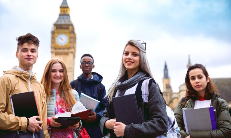 Blaveling impulsa la movilidad juvenil: más de 100.000 jóvenes españoles emigran cada año