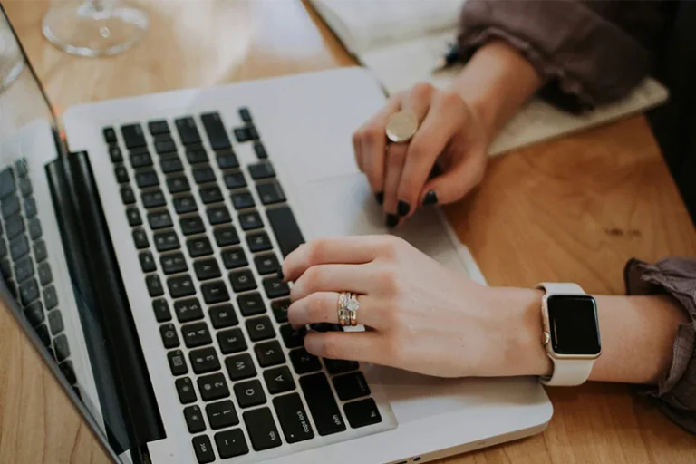 Adiós a los móviles con doble pantalla: La nueva moda son los relojes plegables y Apple quiere lanzar el suyo