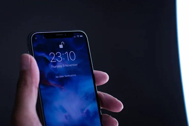 Así funciona el truco de la pajita para limpiar tu smartphone y alargar su vida útil