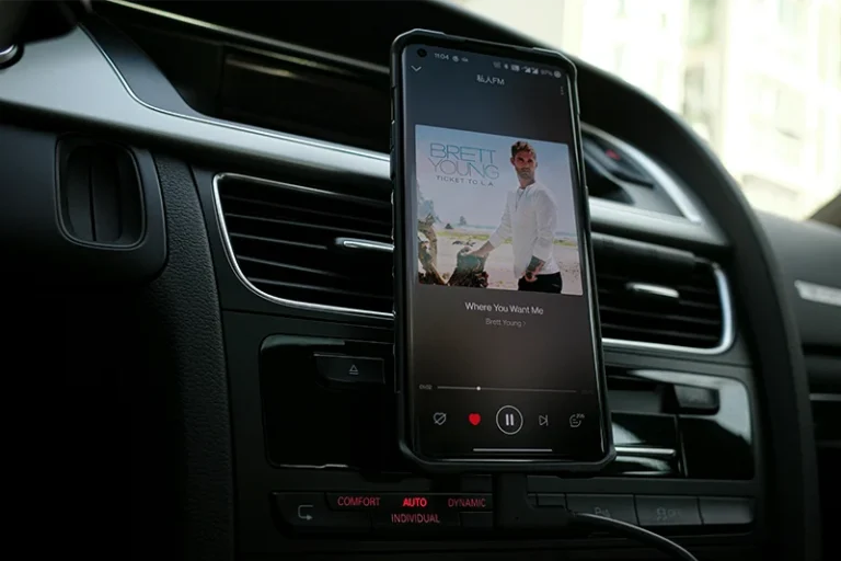 Así puedes convertir tu smartphone viejo en una pantalla táctil para tu coche