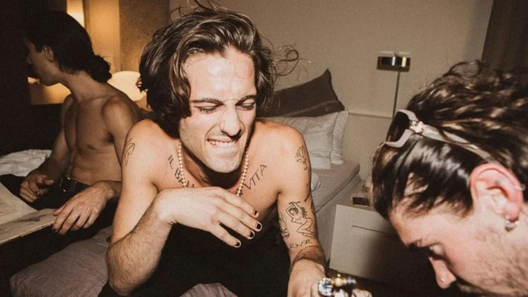 Broncano atrapa a Damiano David de Måneskin pero este le corta una pregunta íntima en La Revuelta  