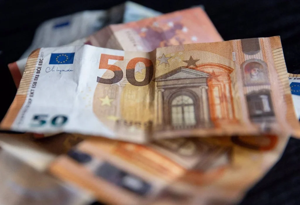 El Banco de España avisa: varios billetes de 50 y 100 euros dejarán de circular y tienes que cambiarlos 2 Cómo reconocer si tu billete de 50 o 100 euros debe ser cambiado