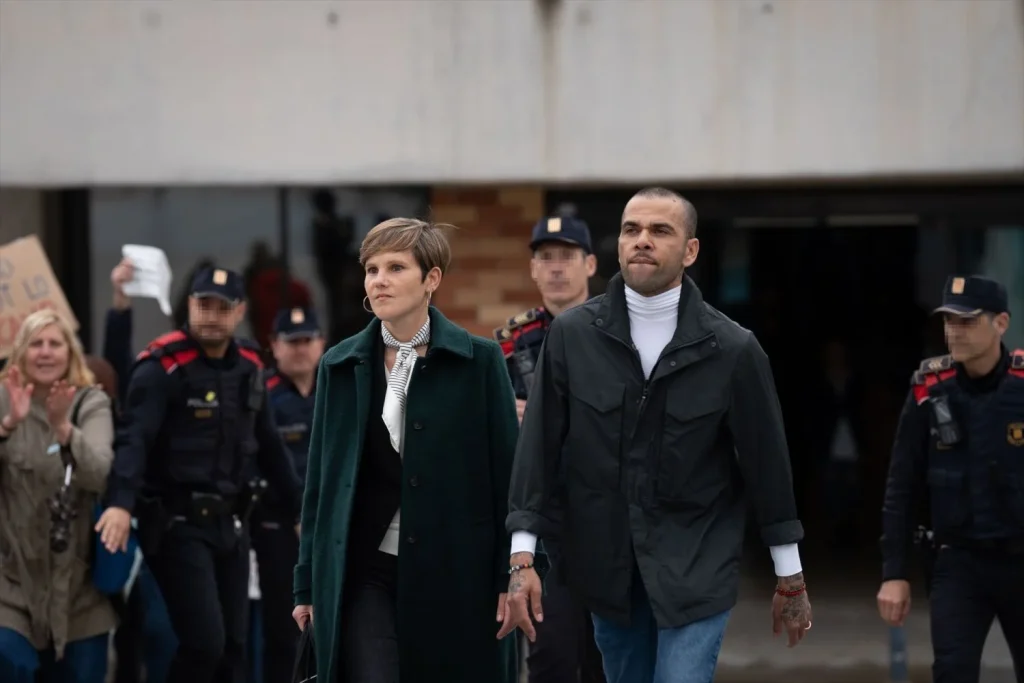 Ayudando a entender el caso Dani Alves: «Puede mentir lo que quiera» 1 Dani Alves saliendo del juicio