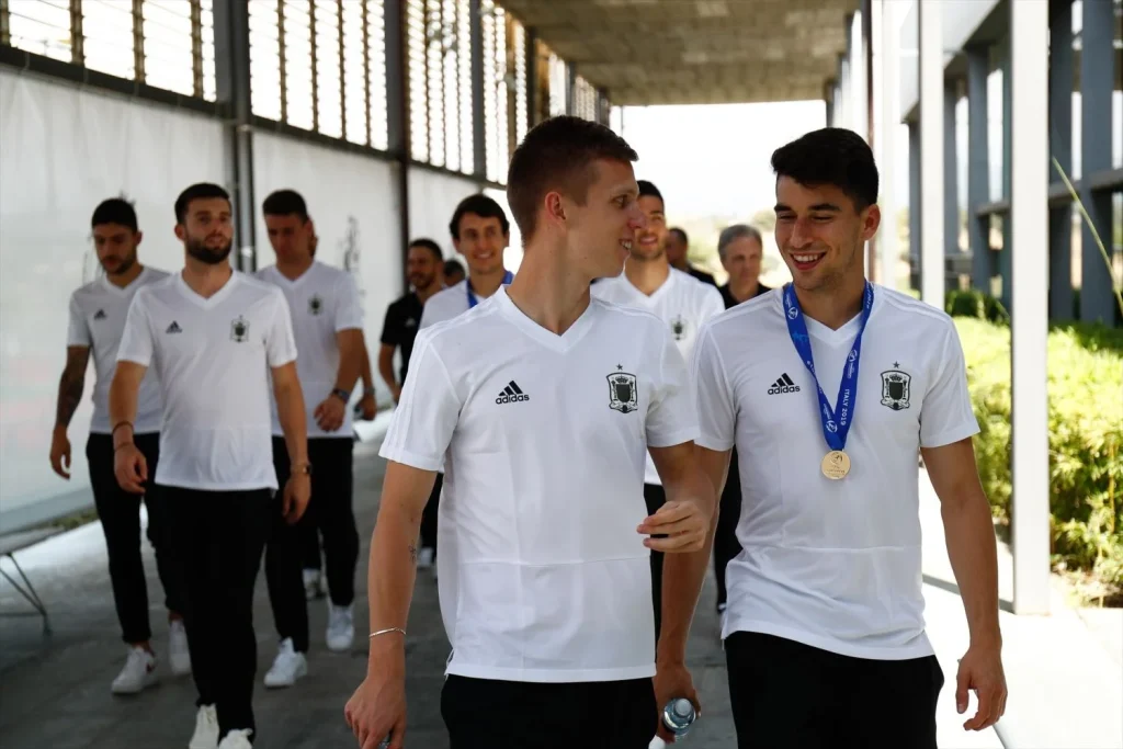 El futuro de Dani Olmo en el Barcelona pende de un hilo