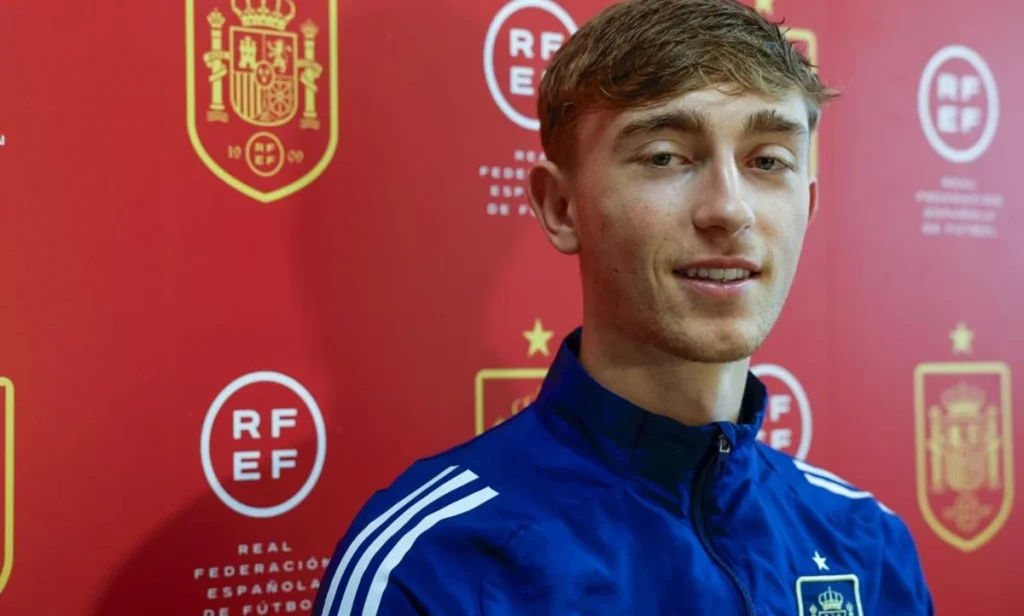 Dean Huijsen amenaza a Real Madrid y FC Barcelona con mega oferta de la Premier Fuente: EFE