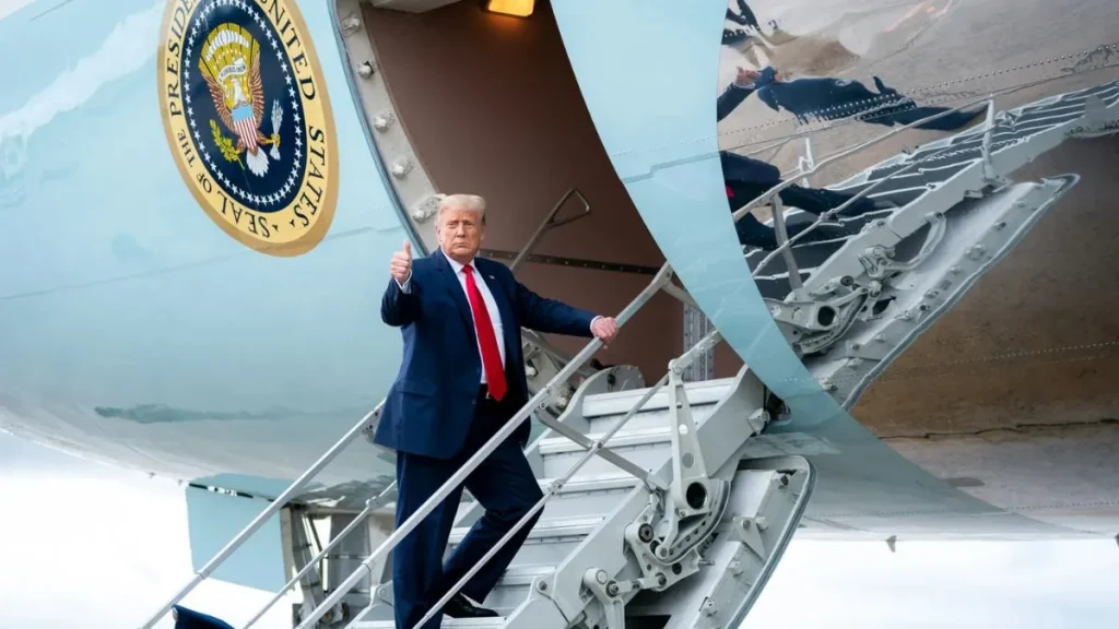 Los turistas españoles rechazan la Estados Unidos de Trump y abrazan Madrid 1 Donald Trump a punto de viajar en el Air Force One de los Estados Unidos