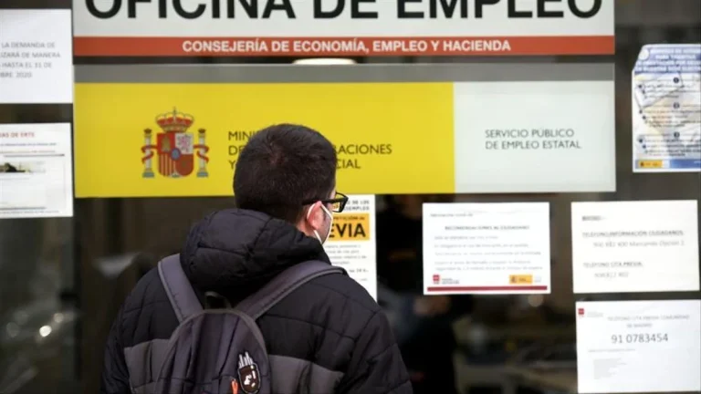 El aviso del SEPE para quienes cobran el paro y viajan en verano así evitas perder la paga