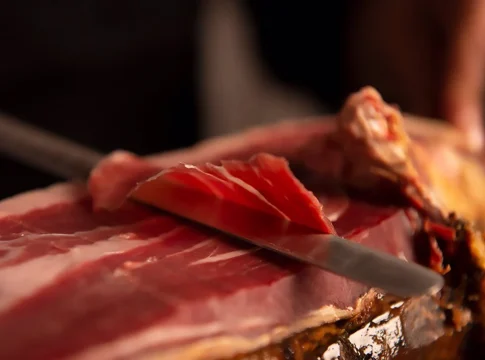 El jamón ibérico, el nuevo lujo en la mesa: la subida histórica empuja a una única solución Fuente: Europa Press El jamón ibérico, el nuevo lujo en la mesa: la subida histórica empuja a una única solución Fuente: Agencias