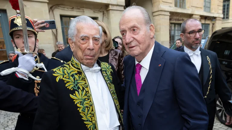 Juan Carlos I acompañó a Mario Vargas Llosa a una ceremonia que inmortalizó al escritor  