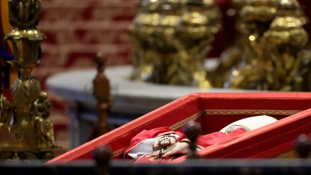 La ausencia del papa Francisco que desconcertó a España