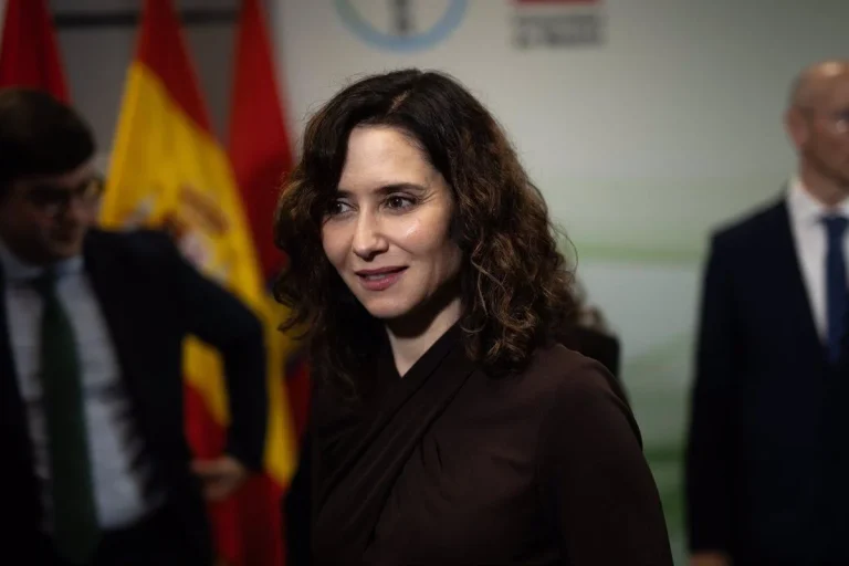 La batalla con las asociaciones LGTBI entre Ayuso, Gobierno y el Tribunal Constitucional