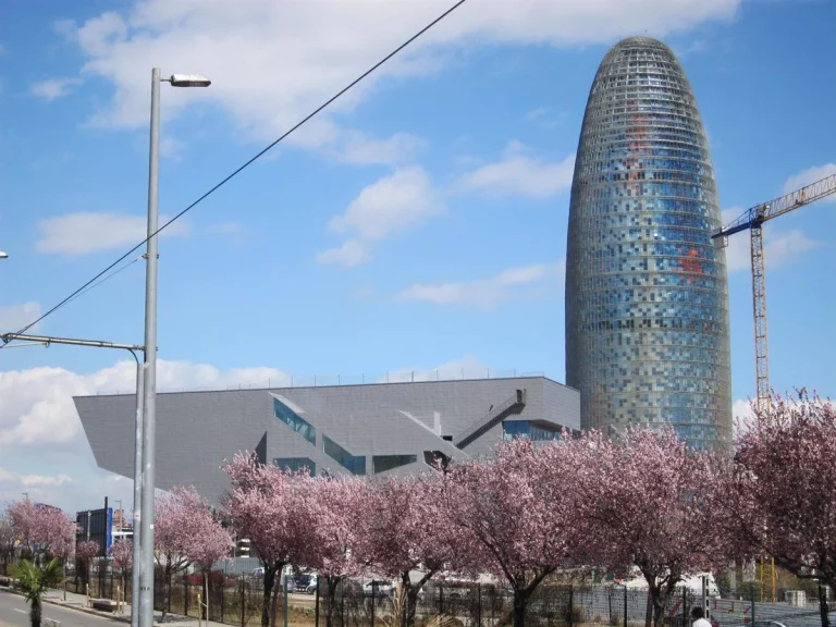 La salida de Meta de la Torre Glòries en Barcelona pone en el limbo laboral a 2.000 trabajadores