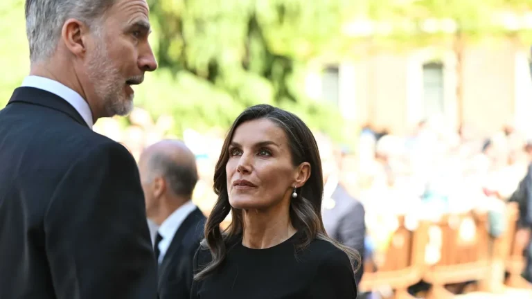 Las razones por las que Letizia no quiso regresar a Madrid con Felipe VI después del funeral del papa Francisco  