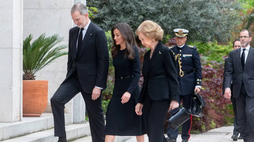Letizia y la relación ambivalente con los actos religiosos la apartan del funeral de papa Francisco