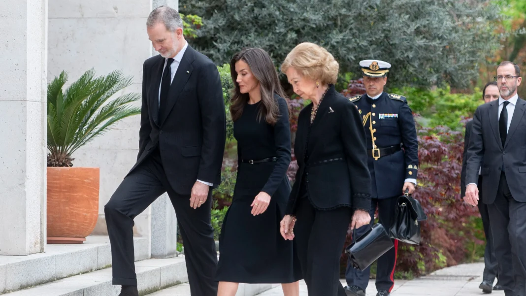 Letizia y la relación ambivalente con los actos religiosos la apartan del funeral de papa Francisco