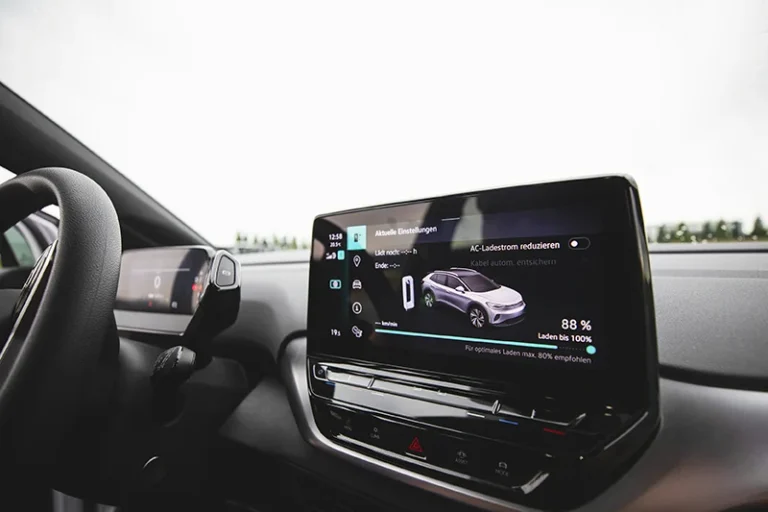 Llega a Android Auto un botón que evita las multas al volante