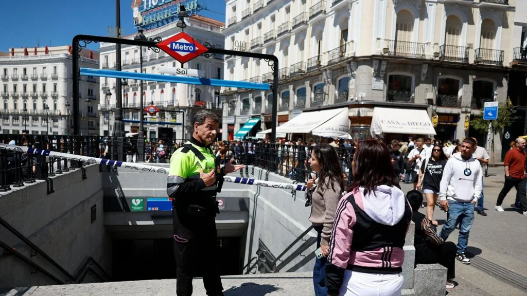 La cobertura del apagón eléctrico que paralizó a España y parte de Europa 5 Los trenes se mantienen paralizados en casi todo el país