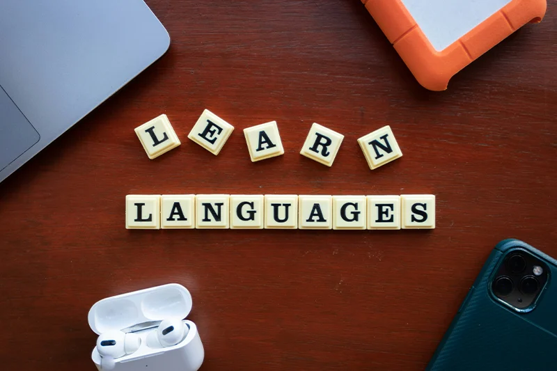 MONDLY, OTRA EXCELENTE OPCIÓN PARA APRENDER IDIOMAS CON LA IA