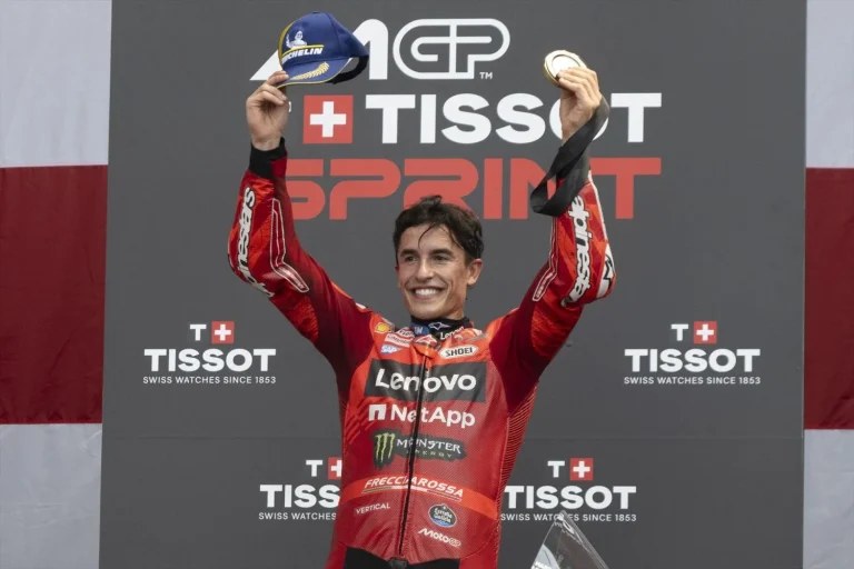 Marc Márquez le toma la matrícula a Pecco Bagnaia