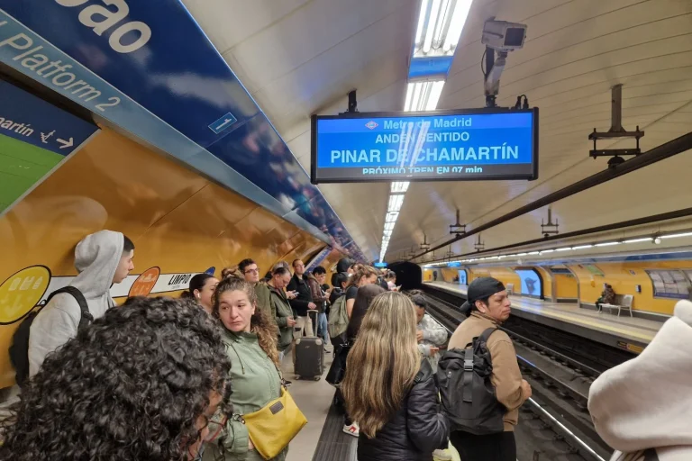 Desalojos y «un infierno» en el Metro de Madrid tras 50 millones de euros invertidos en la Línea 1
