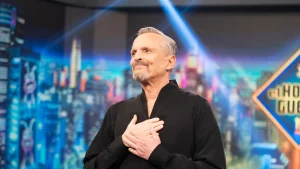 Miguel Bosé e Iñaki López chocan en una ‘toma y dame’ de declaraciones sobre la libertad