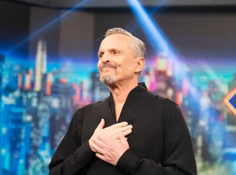 Miguel Bosé e Iñaki López chocan en una ‘toma y dame’ de declaraciones sobre la libertad | Fuente: Antena 3 Miguel Bosé e Iñaki López chocan en una ‘toma y dame’ de declaraciones sobre la libertad