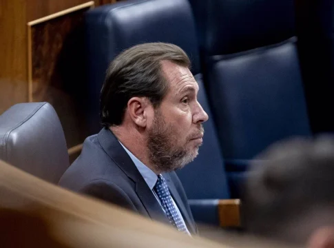 Óscar Puente y Ryanair se enfrentan a Aena y su sistema de red aeroportuaria Óscar Puente y Ryanair se enfrentan a Aena y su sistema de red aeroportuaria