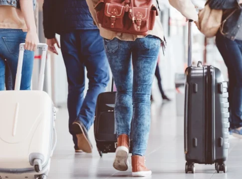 Por qué Ryanair y Vueling seguirán cobrando el equipaje de mano pese a la sanción de Consumo Fuente: Freepik Por qué Ryanair y Vueling seguirán cobrando el equipaje de mano pese a la sanción de Consumo Fuente: Freepik