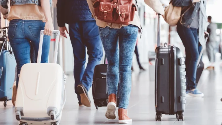 Por qué Ryanair y Vueling seguirán cobrando el equipaje de mano pese a la sanción de Consumo