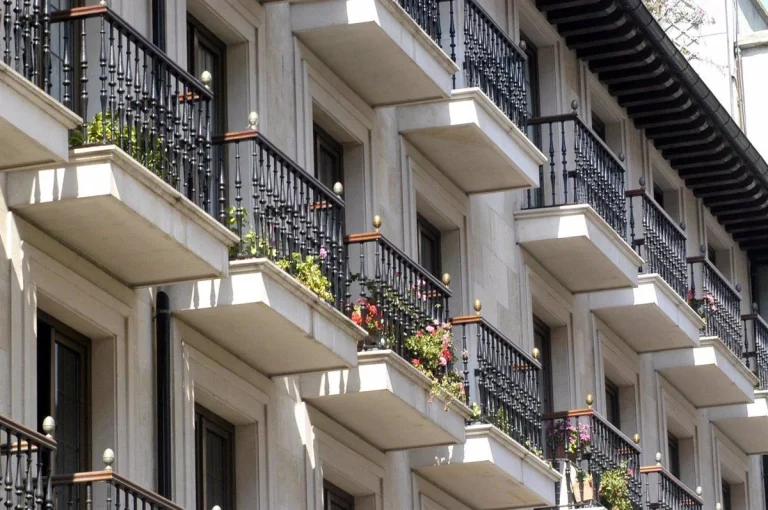 Este pueblo de Valencia alquila vivienda por 300 euros al mes: tiene piscina y gimnasio
