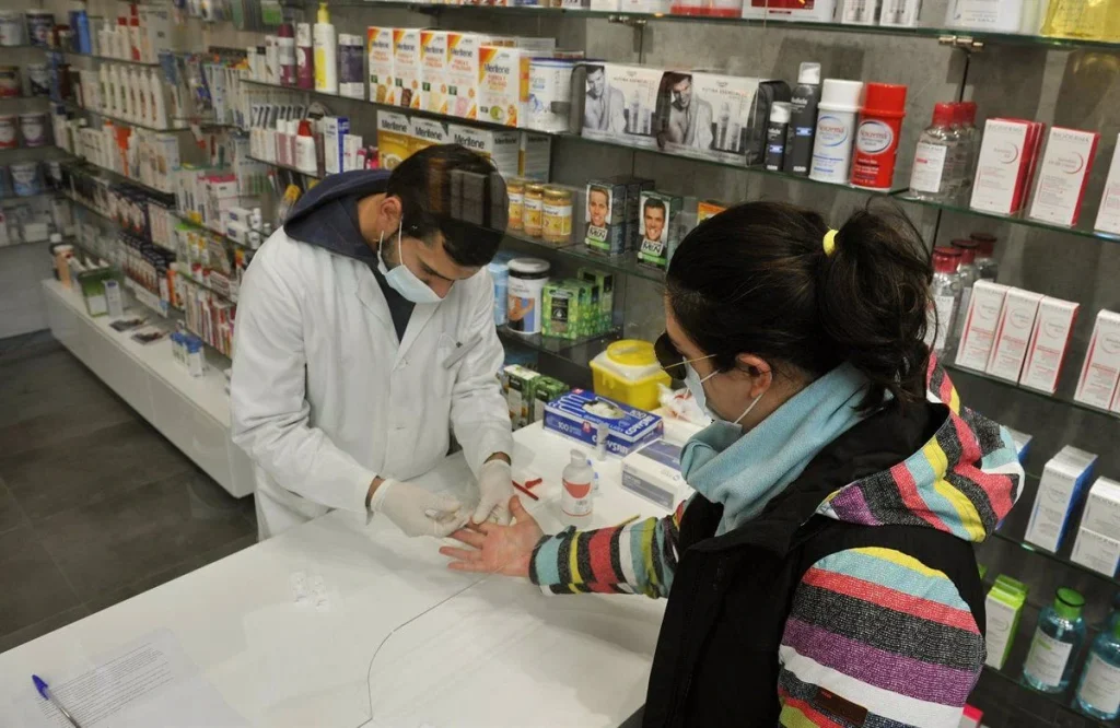 Reacciones del sector farmacéutico: protestas y posibles soluciones al enfrentamiento con el Ejecutivo