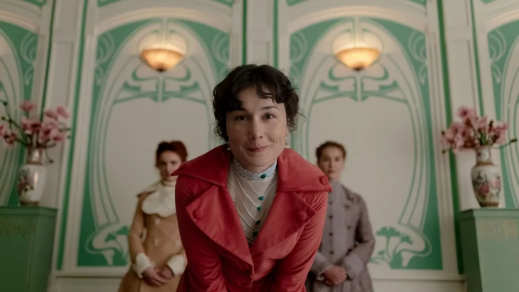 Manual para señoritas. Una sátira de época que conquista a la audiencia hispanohablante