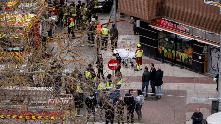 Advertencia de los bomberos a quienes tienen un coche eléctrico tras el incendio de Alcorcón