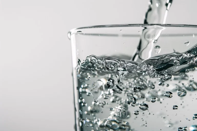 El beber agua fría en verano es contraproducente: un anestesista explica qué le pasa a tu cuerpo