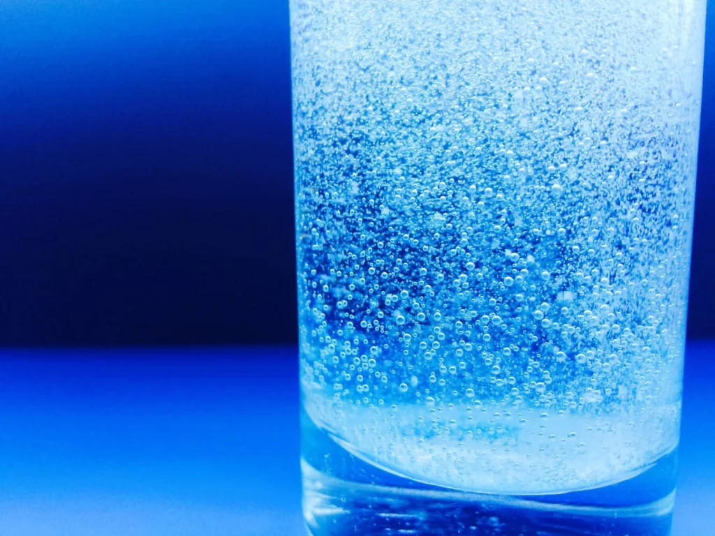 LÍQUIDO PARA ESTAR HIDRATADOS: LAS BURBUJAS QUE REVOLUCIONAN NUESTRA HIDRATACIÓN DIARIA
