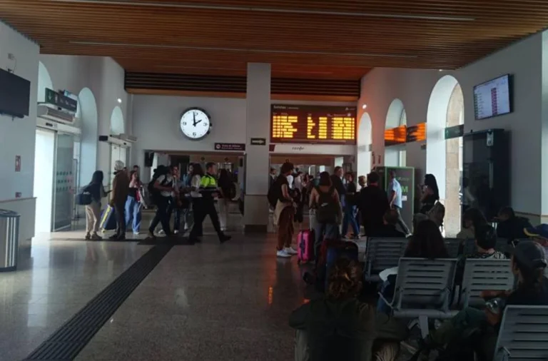 Fin al apagón en gran parte de España, pero caos en trenes y Metro y horas de incertidumbre