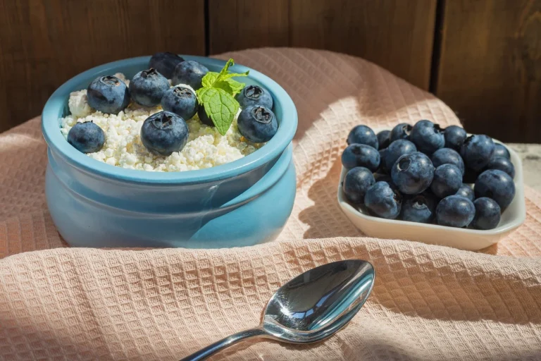 El yogur con arándanos del neurólogo de Harvard que potencia tu memoria (y es fácil de hacer)