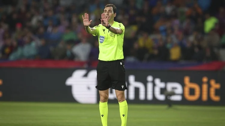 Rajadón de González Fuertes contra Real Madrid TV: estará en el VAR en La Cartuja 1 Árbitro Gónzlaez Fuertes Real Madrid TV Fuente: Europa Press