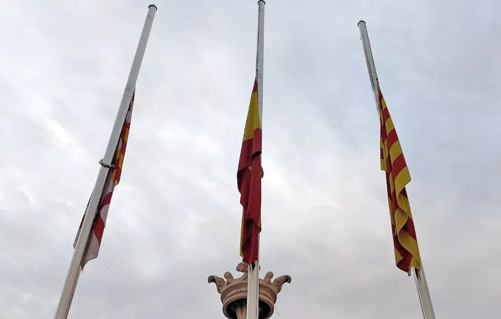 Banderas a media asta en el Ayuntamiento de Barcelona