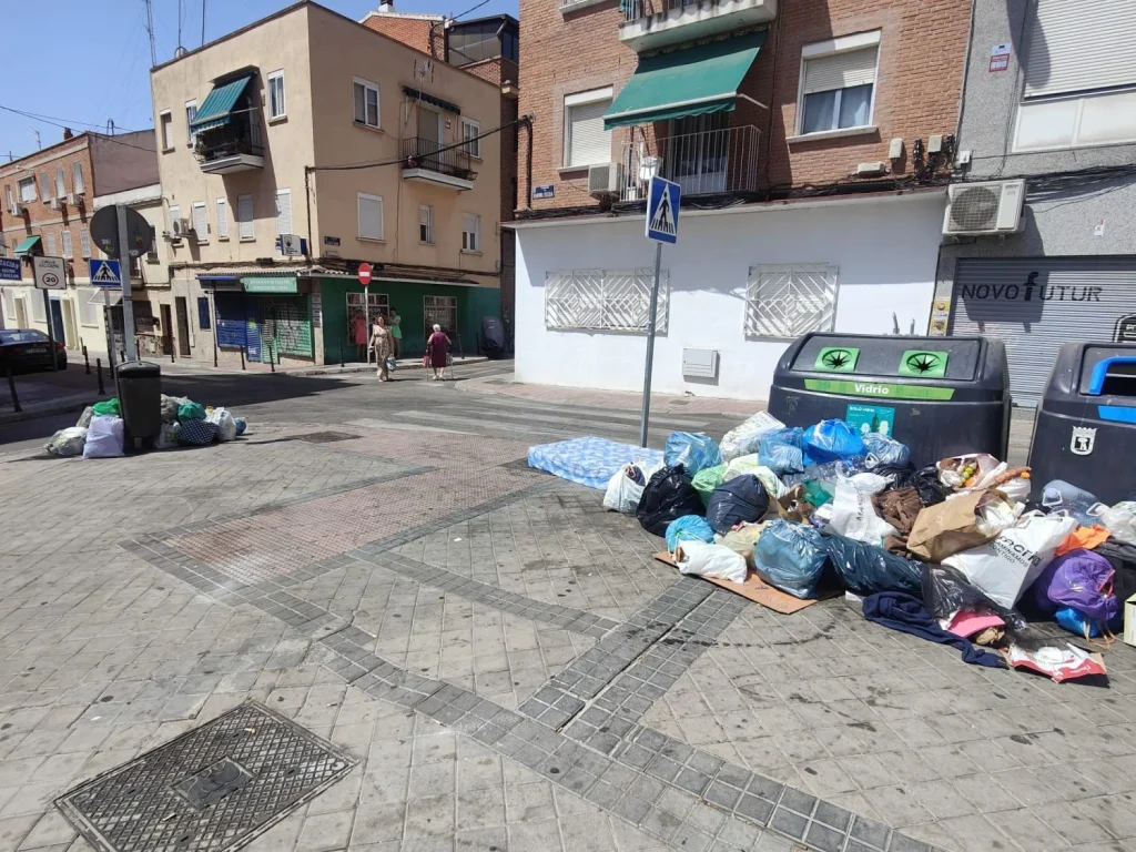 «Cuando no hay huelga de basuras está igual de sucia»: Los madrileños denuncian la suciedad de Madrid 1 Acumulación de basura en el barrio de Usera en verano de 2024