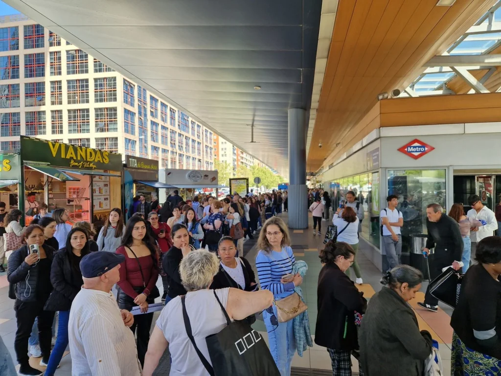 Cola del autobús 27 en Plaza Castilla, Madrid, durante el apagón eléctrico