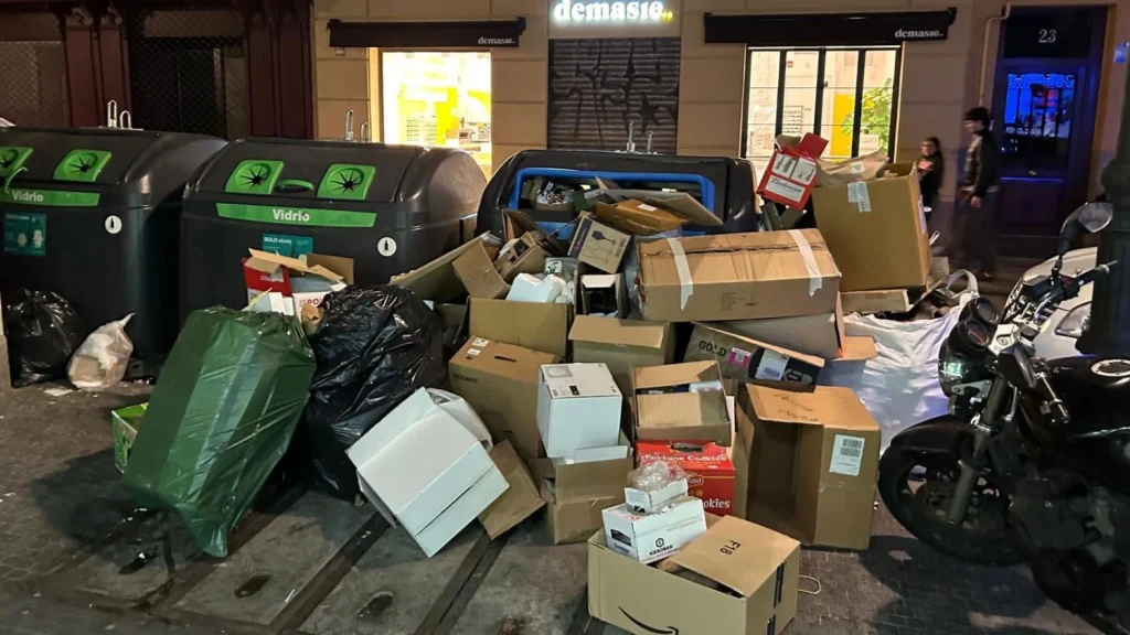 «Cuando no hay huelga de basuras está igual de sucia»: Los madrileños denuncian la suciedad de Madrid 2 Basura en contenedores cuya recogida sí está cubierta pese a la huelga