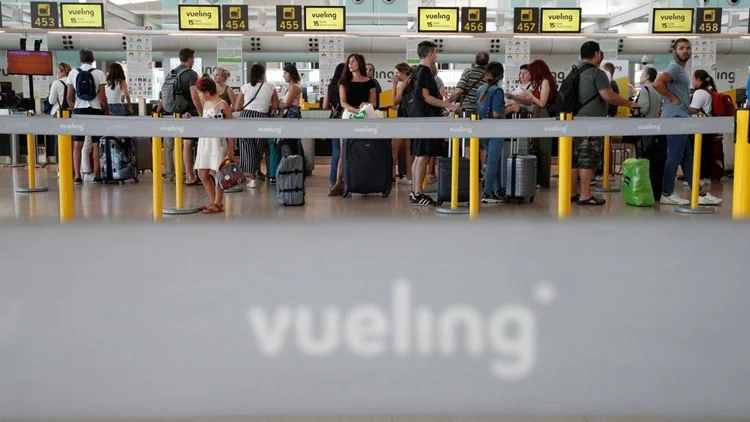 Por qué Ryanair y Vueling seguirán cobrando el equipaje de mano pese a la sanción de Consumo 1 equipaje de mano vueling ryanair Fuente: Freepik