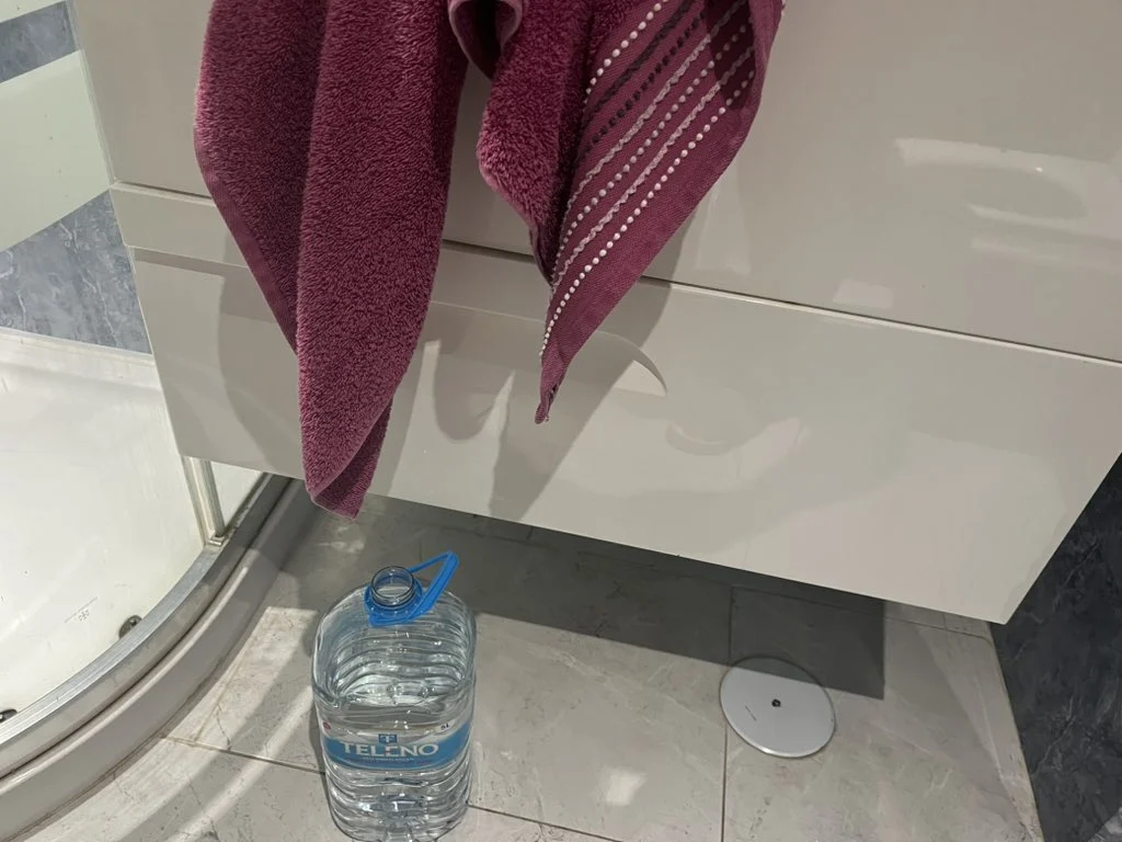 Imagen de un baño de Almería, con una garrafa para poder ducharse durante el 29 de abril