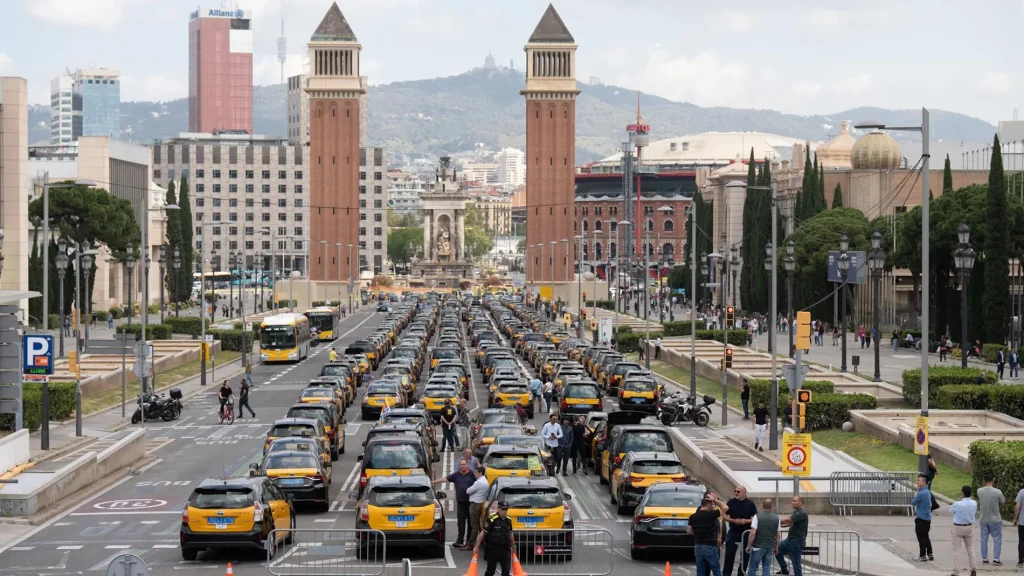 El caos con los taxistas y VTC en Barcelona: de huelgas de hambre al catalán obligatorio 1 Huelga de taxistas en Barcelona