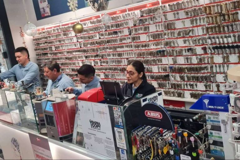 Barnacopy refuerza su especialización en copia de llaves y mandos de garaje en Barcelona